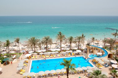 Yüzme Havuzu yakınındaki kumsalda lüks hotel, sharjah, Birleşik Arap Emirlikleri