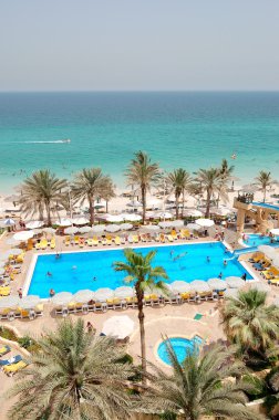 Yüzme Havuzu yakınındaki kumsalda lüks hotel, sharjah, Birleşik Arap Emirlikleri