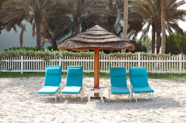 Strand en ligbedden op de luxe hotel, ajman, Verenigde Arabische Emiraten — Stockfoto