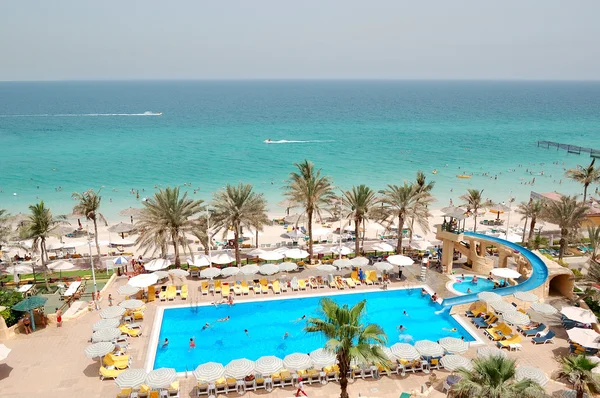 Piscina cerca de la playa en el hotel de lujo, Sharjah, Emiratos Árabes Unidos —  Fotos de Stock