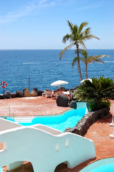 Vue sur la plage, les palmiers et la piscine de l'hôtel de luxe, Tene — Photo