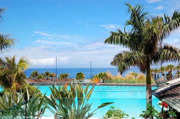 Piscina e praia no hotel de luxo, ilha de Tenerife, Espanha — Fotografia de Stock