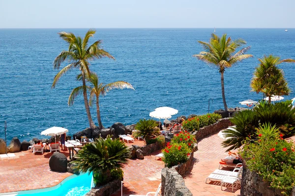 Vista sobre la playa, palmeras y piscina de hotel de lujo, Tene —  Fotos de Stock