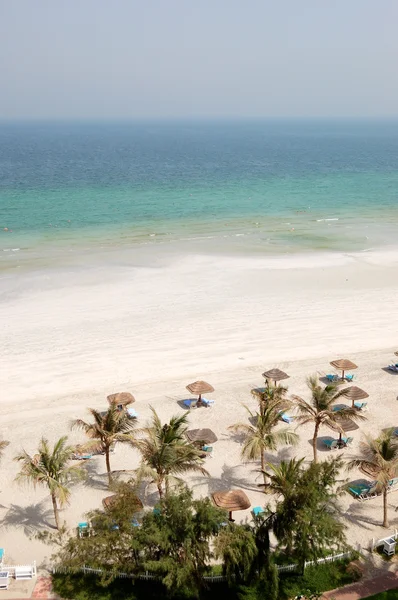 Praia e água turquesa do hotel de luxo, Ajman, Emirados Árabes Unidos — Fotografia de Stock