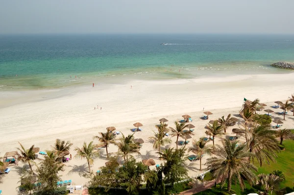 Plajă și apă turcoaz a hotelului de lux, Ajman, Emiratele Arabe Unite — Fotografie, imagine de stoc
