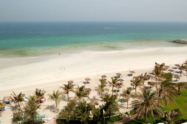 Plage et eau turquoise de l'hôtel de luxe, Ajman, EAU — Photo