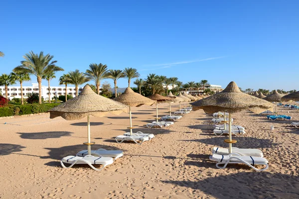 Praia no hotel de luxo, Sharm el Sheikh, Egito — Fotografia de Stock