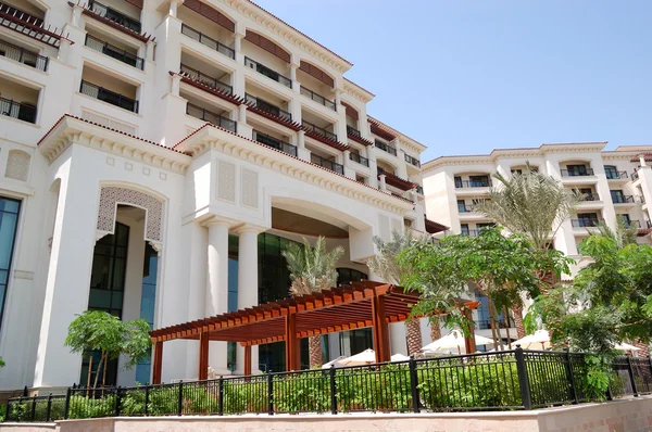 Строительство роскошного отеля, остров Саадият, Абу-Даби, ОАЭ — стоковое фото
