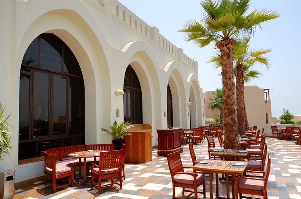 Terasa restaurace na luxusní hotel, ras al khaimah, Spojené arabské emiráty — Stock fotografie