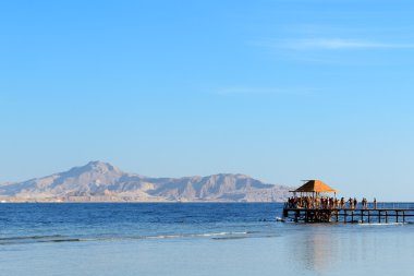 la playa con una vista en la isla de tiran en el lujoso hotel, sharm el