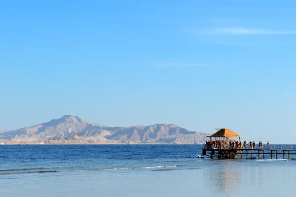 Het strand met zicht op Tiraneiland in luxehotel, sharm el — Stockfoto