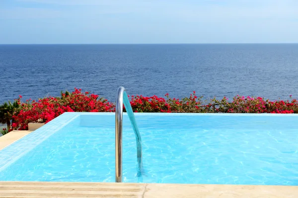 Θάλασσα θέα πισίνα υπερχείλισης με υδρομασάζ στο πολυτελές ξενοδοχείο — Φωτογραφία Αρχείου