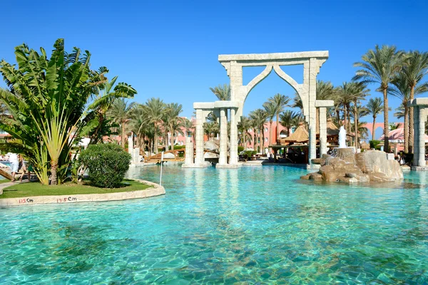 La piscina en el hotel de lujo, Sharm el Sheikh, Egipto — Foto de Stock