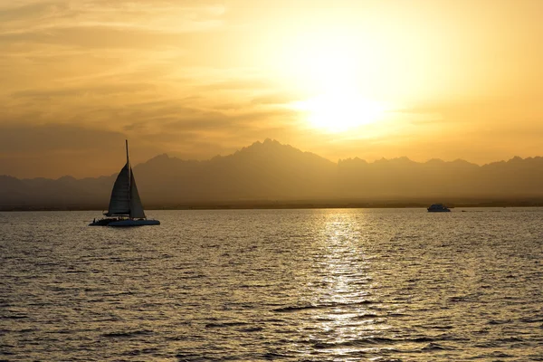 Sonnenuntergang und Yachten am Roten Meer, Hurghada, Ägypten — Stockfoto