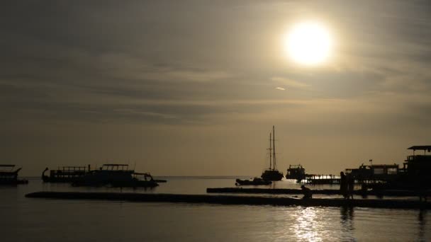 Sonnenaufgang in der Bucht von Naama, rotes Meer und Motoryachten, Sharm el Sheikh, Ägypten — Stockvideo