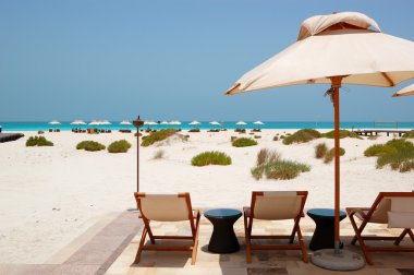 şezlong ve şemsiyeleri sahilde lüks hotel, abu dhabi, u