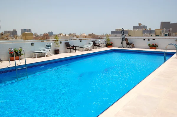 Swimming pool on the top of skyscraper, Dubai, UAE — Stock Photo, Image