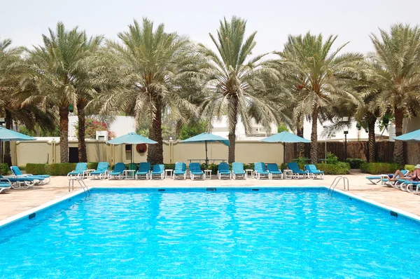 Piscina en el hotel de lujo, Sharjah, Emiratos Árabes Unidos —  Fotos de Stock