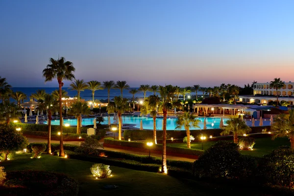 Sonnenuntergang und Erholungsbereich des Luxushotels Sharm el Sheikh, — Stockfoto