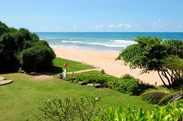 Plażę i turkusowe wody Oceanu Indyjskiego, bentota, sri lanka — Zdjęcie stockowe