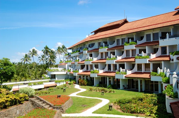 O hotel de luxo e gramado verde, Bentota, Sri Lanka — Fotografia de Stock