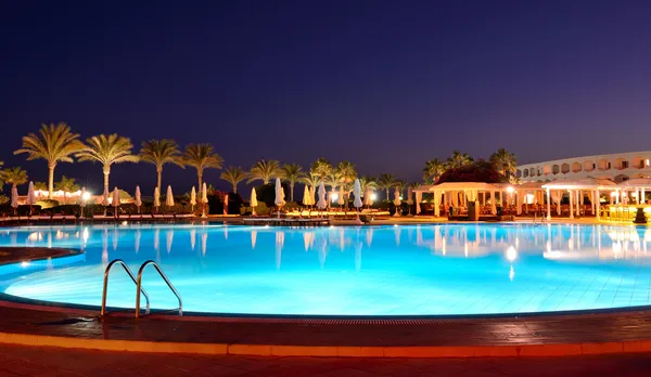 Zonsondergang en zwembad in de luxehotel, sharm el sheikh, e — Stockfoto