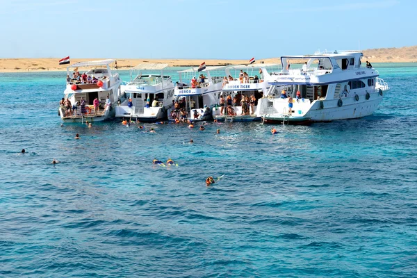 HURGHADA, EGYPT - DECEMBER 6: Snorkeling tourists and motor yac — Stock Photo, Image
