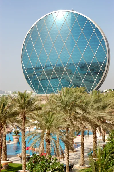 O hotel de luxo e edifício circular, Abu Dhabi, Emirados Árabes Unidos — Fotografia de Stock