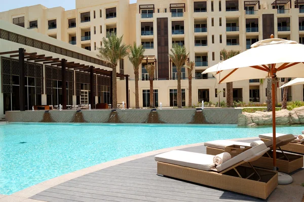 Piscina en el hotel de lujo, Saadiyat island, Abu Dhabi, U —  Fotos de Stock