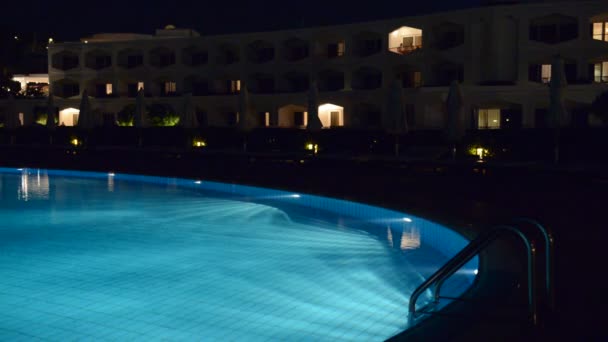 Het zwembad in luxehotel in nacht verlichting, sharm el sheikh, Egypte — Stockvideo