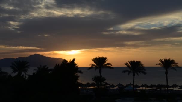 Timelaps de sunrice e praia com vista para a ilha Tiran no hotel de luxo, Sharm el Sheikh, Egito — Vídeo de Stock