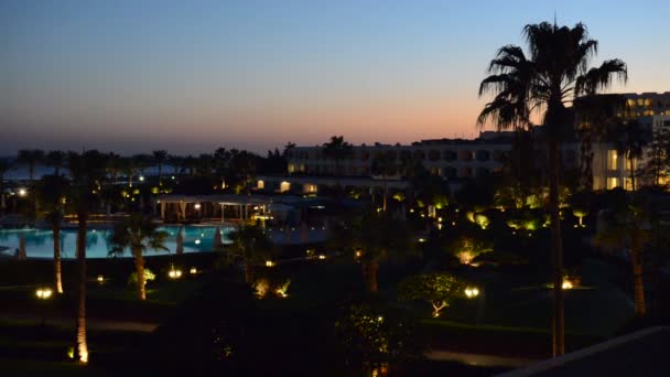 Pôr do sol e área de lazer do hotel de luxo, Sharm el Sheikh, Egito — Vídeo de Stock