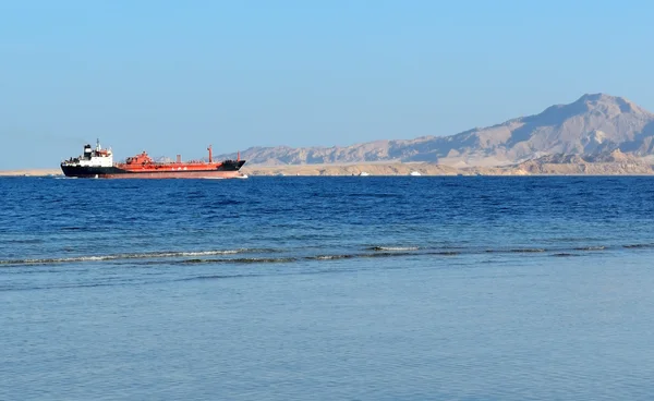 The tanker transports liquefied petroleum gas, Sharm el Sheikh, — Stock Photo, Image