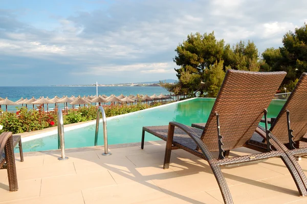 Piscina vicino a una spiaggia nel moderno hotel di lusso, Halkidiki , — Foto Stock
