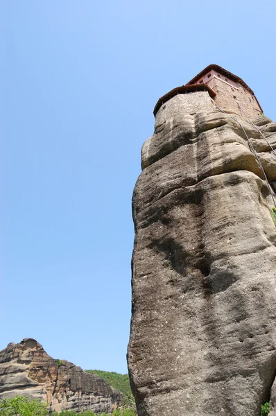Uitzicht vanaf de onderkant op de rots met rousannou - st. barbara monast — Stockfoto