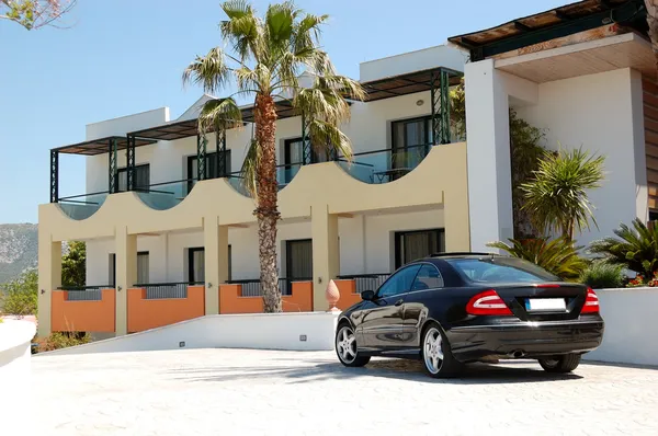 Автомобиль припарковался возле современного роскошного отеля, остров Тассос, Греция — стоковое фото