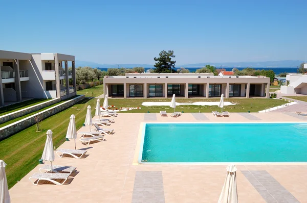 Плавальний басейн готелю сучасні розкішні, острів Тасос, Греція — стокове фото