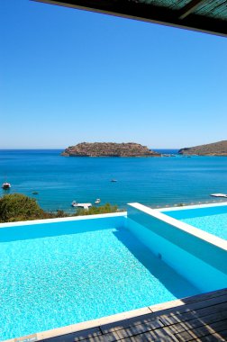 Yüzme havuzunun kenarında spinalonga Adası manzaralı lüks villa,