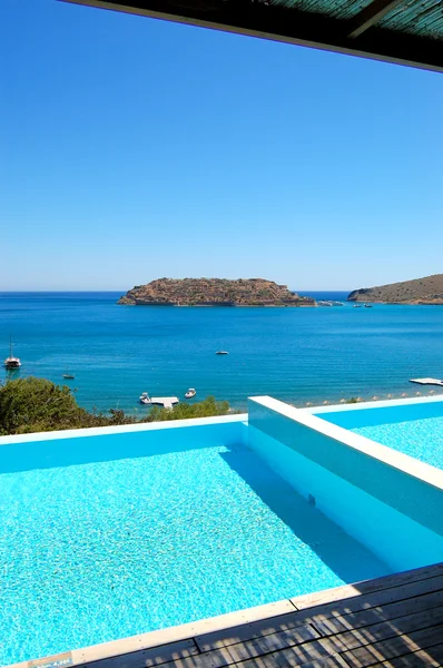 Pool von Luxusvilla mit Blick auf die Spinalonga-Insel, — Stockfoto