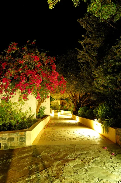 Chemin illuminé à l'hôtel de luxe, Crète, Grèce — Photo