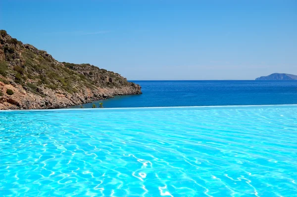 Nekonečný bazén s výhledem na Egejské moře na luxusní h — Stock fotografie