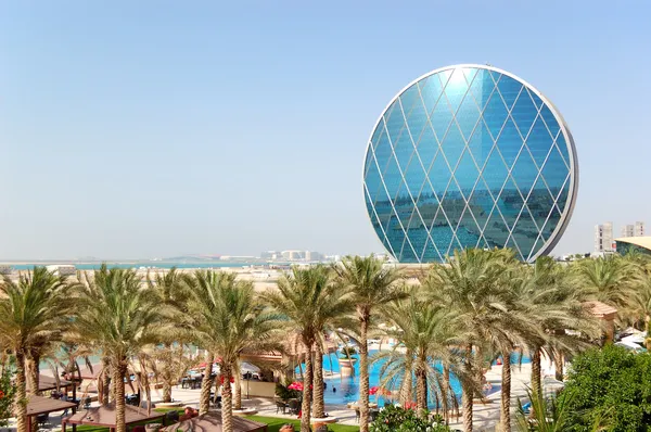 O hotel de luxo e edifício circular, Abu Dhabi, Emirados Árabes Unidos — Fotografia de Stock