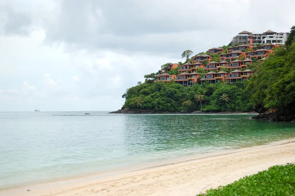 Stranden med utsikt över lagunen med lyxiga villor på hill, phuket, — Stockfoto