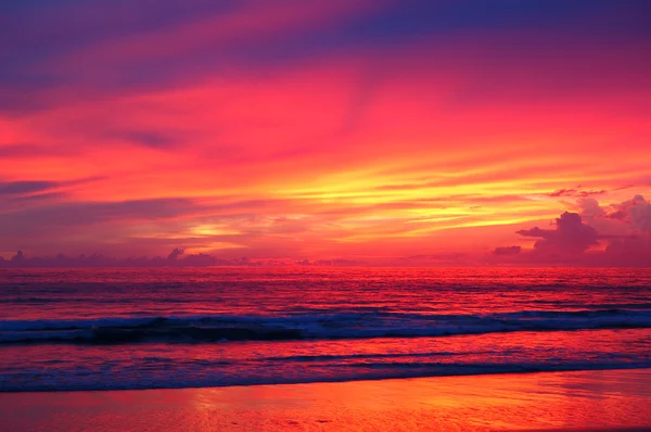 Sonnenuntergang am Strand des Indischen Ozeans, Phuket, Thailand — Stockfoto