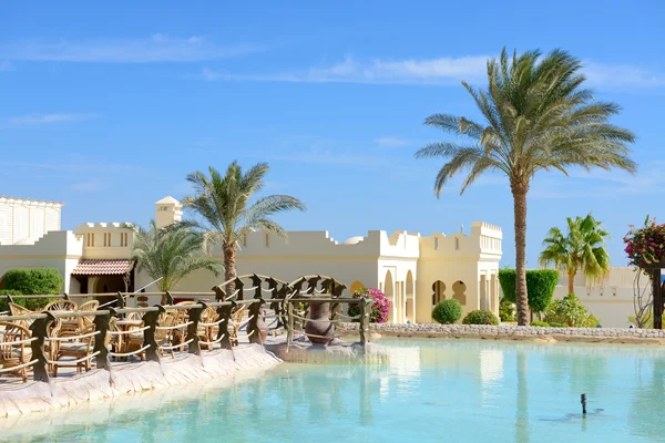 The swimming pool near outdoor restaurant at luxury hotel, Sharm — Stock Photo, Image