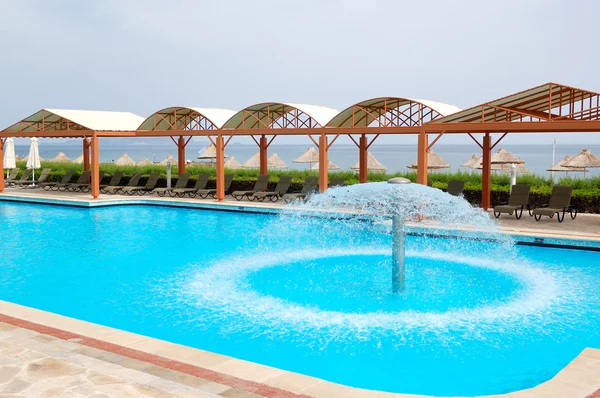 Piscine près de la plage à l'hôtel de luxe, Crète, Grèce — Photo