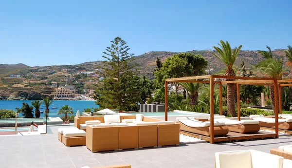 Cabaña moderna y tumbonas en hotel de lujo, Creta, Grecia — Foto de Stock