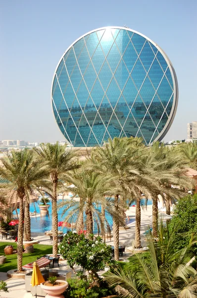 O hotel de luxo e edifício circular, Abu Dhabi, Emirados Árabes Unidos — Fotografia de Stock