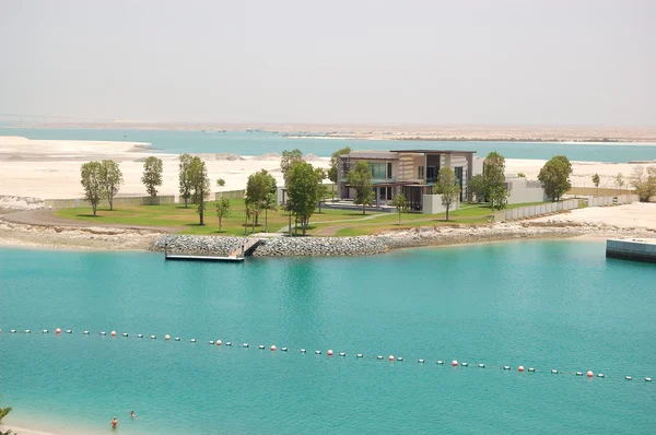 海滩的豪华酒店和豪华别墅，阿布扎比，阿联酋 — 图库照片