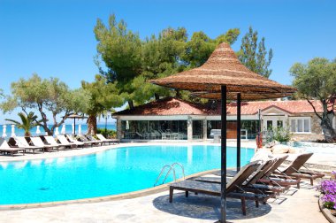 Yüzme Havuzu ve bar beach lüks otelde, halkidiki tarafından